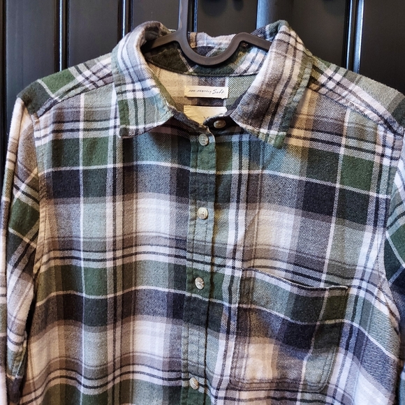 🌱 American Eagle Plaid Button Down - Picture 2 of 6